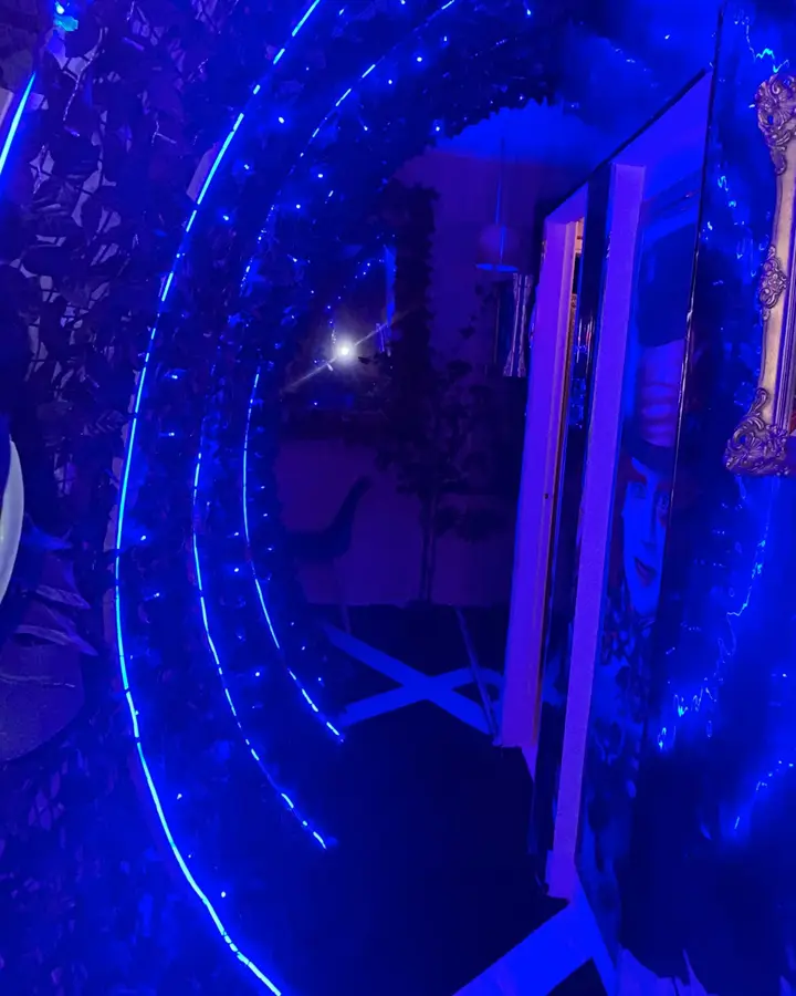 Túnel de luces azules que lleva al salón
