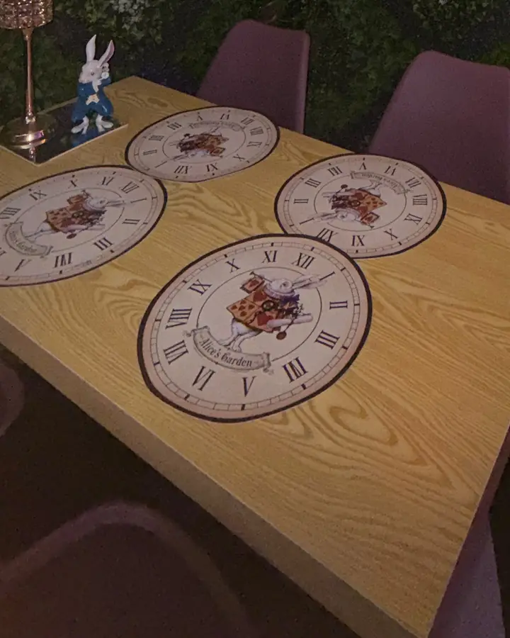 Mesa con individuales de relojes antiguos