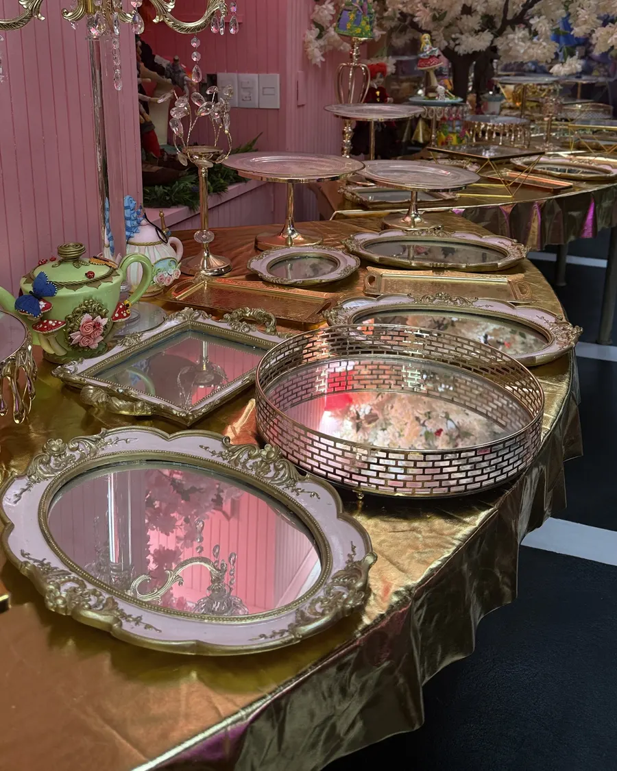 Mesa de buffet dorada con bandejas de espejo